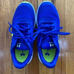 Under Armour Kids Sneaker, size 4